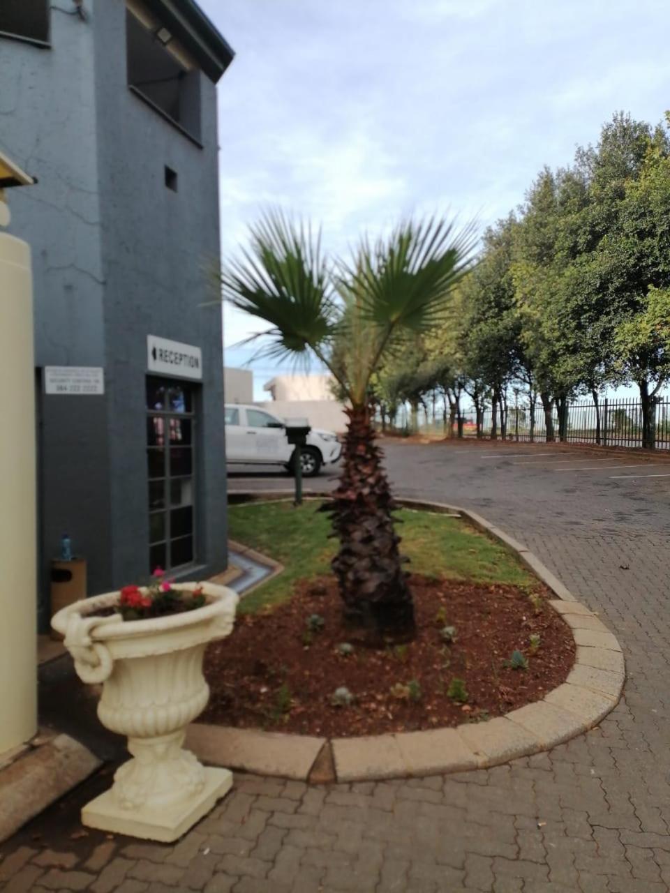 Airport Inn And Suites Edenvale Exterior photo